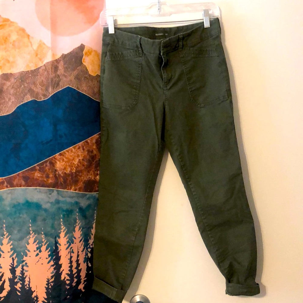 Old Navy Olive Green chino Mid-rise Cropped/Ankle Pixie Pant - 6
